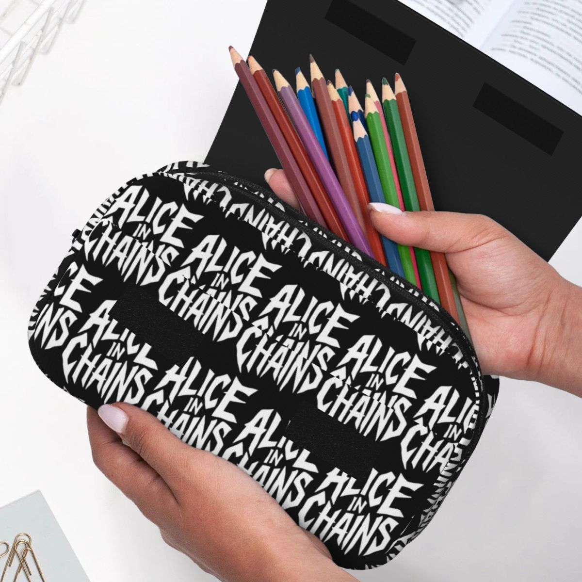 Estuche para lápices Alice In  - Stationery And Office Supply Chain reseña y precio
