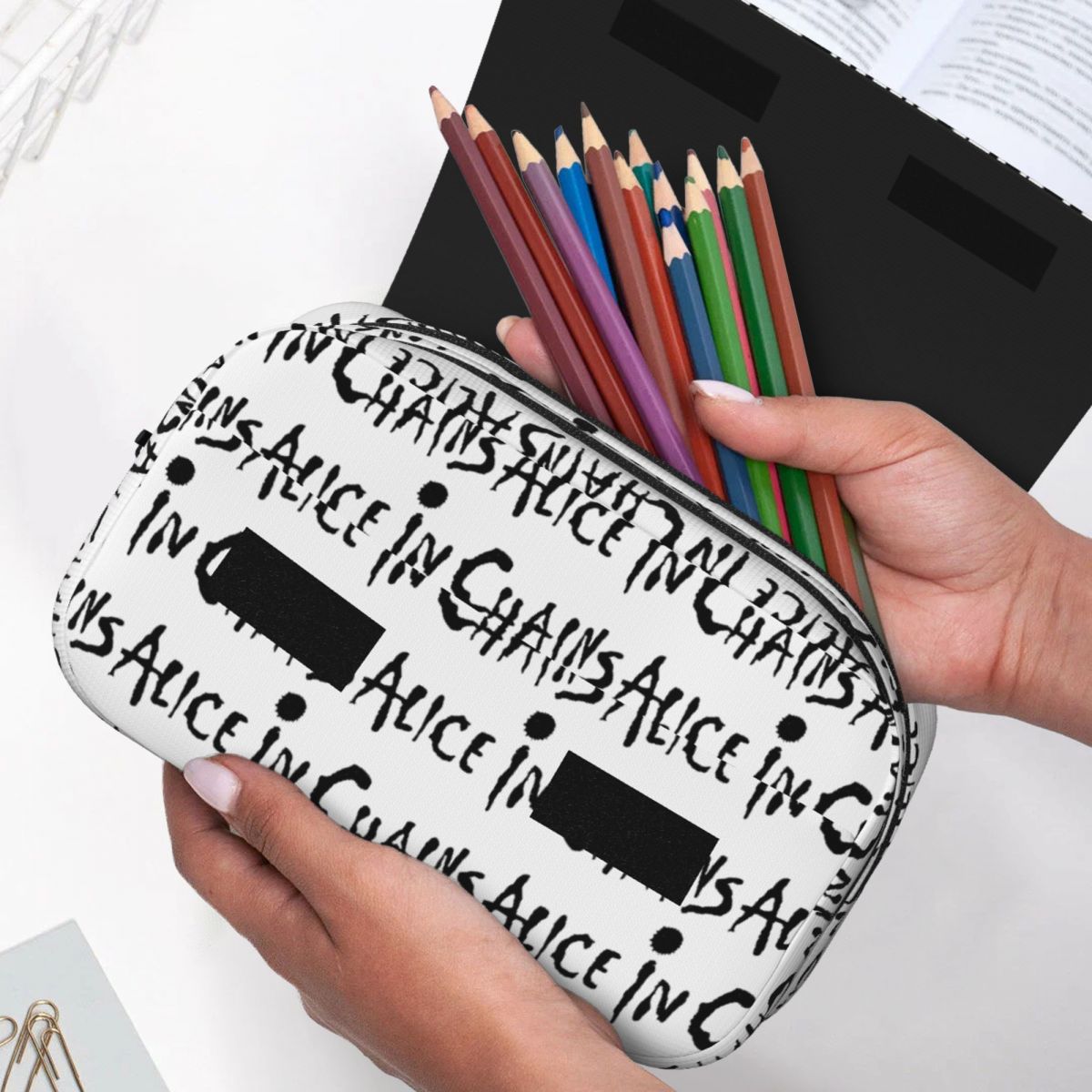 Estuche para lápices Alice In  - Stationery And Office Supply Chain reseña y precio